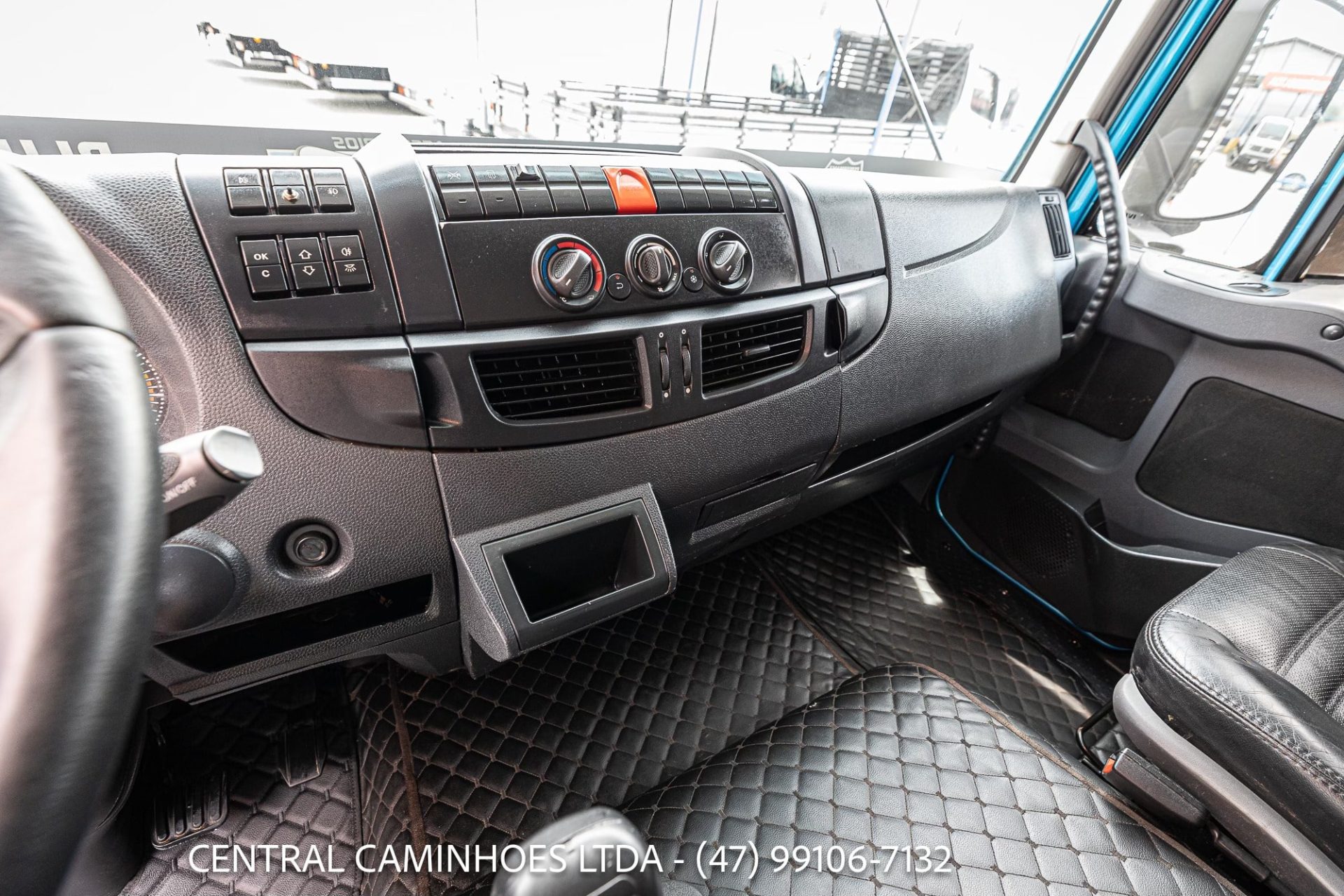 IVECO TECTOR 31.300 8X2 BI TRUCK ANO 2020 LEITO