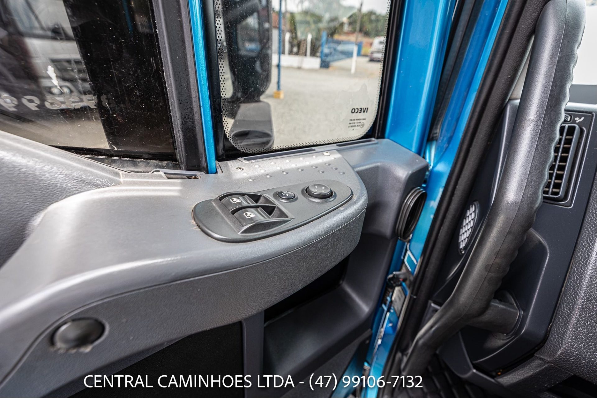 IVECO TECTOR 31.300 8X2 BI TRUCK ANO 2020 LEITO