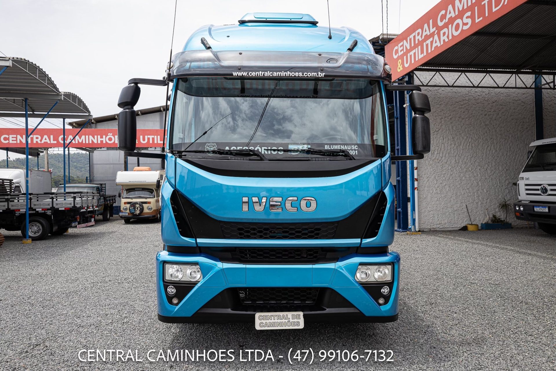 IVECO TECTOR 31.300 8X2 BI TRUCK ANO 2020 LEITO