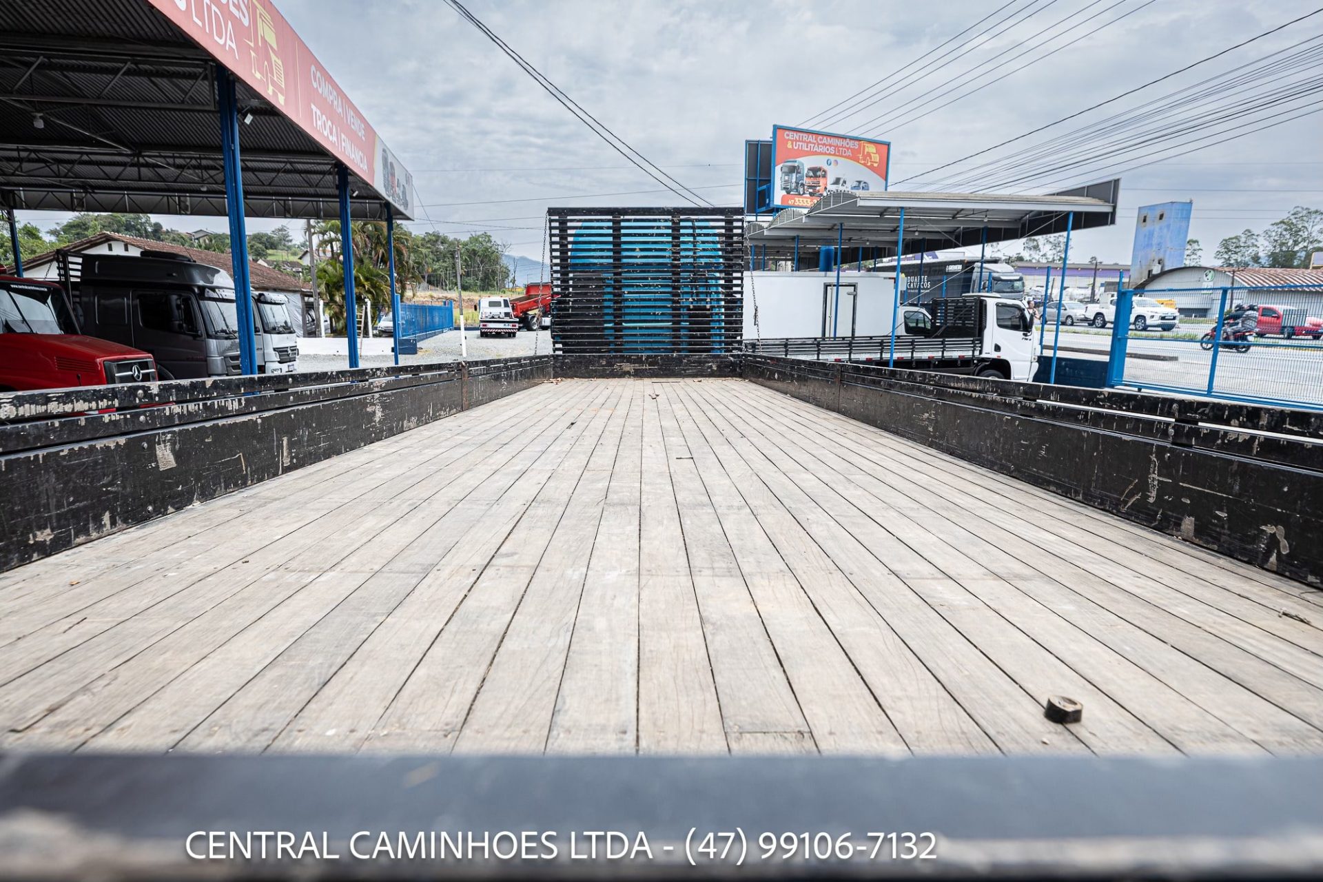 IVECO TECTOR 31.300 8X2 BI TRUCK ANO 2020 LEITO