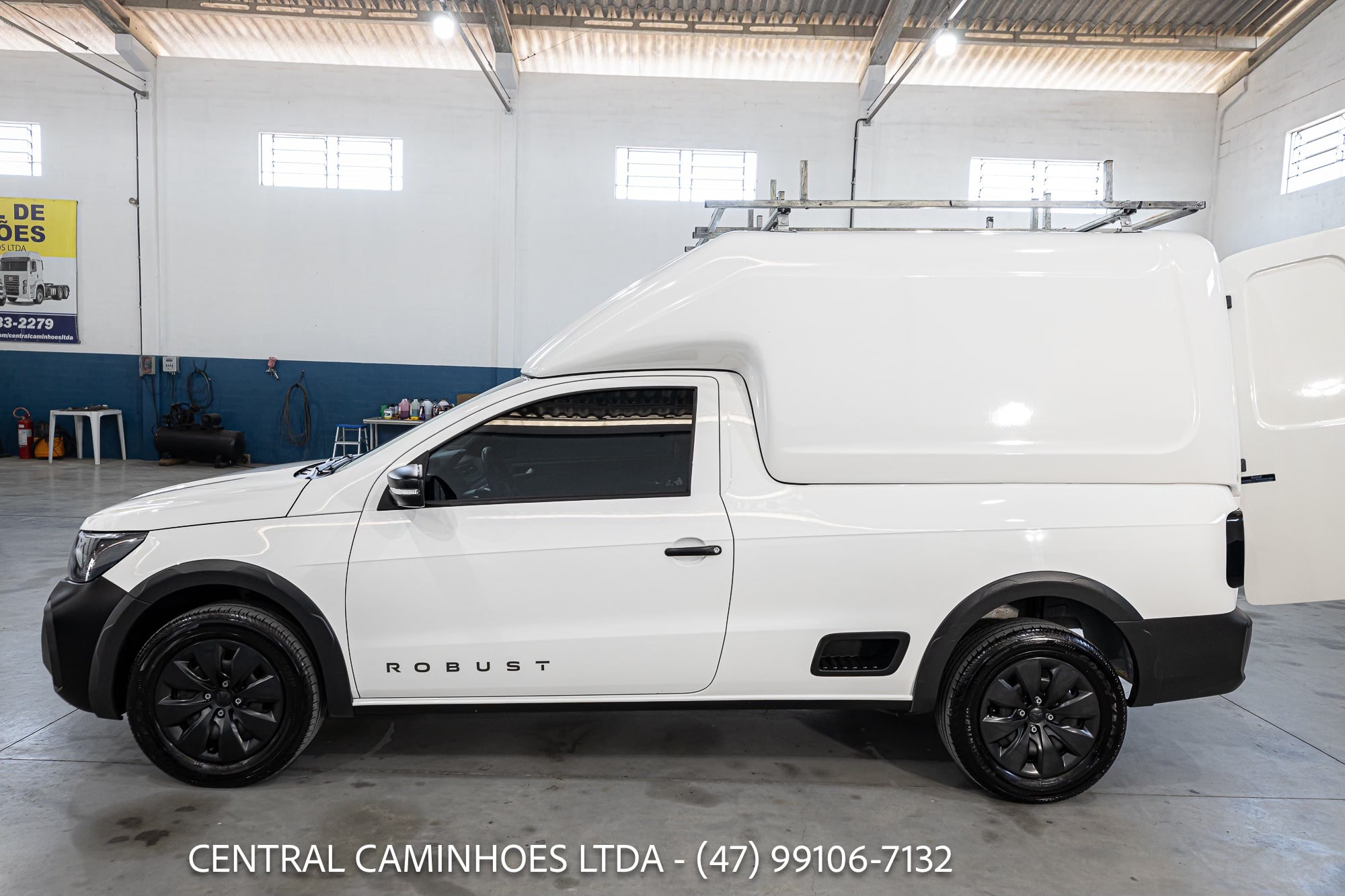 VOLKSWAGEN SAVEIRO ROBUST ANO 2024/24 COMPLETA COM CAPOTA DE FIBRA