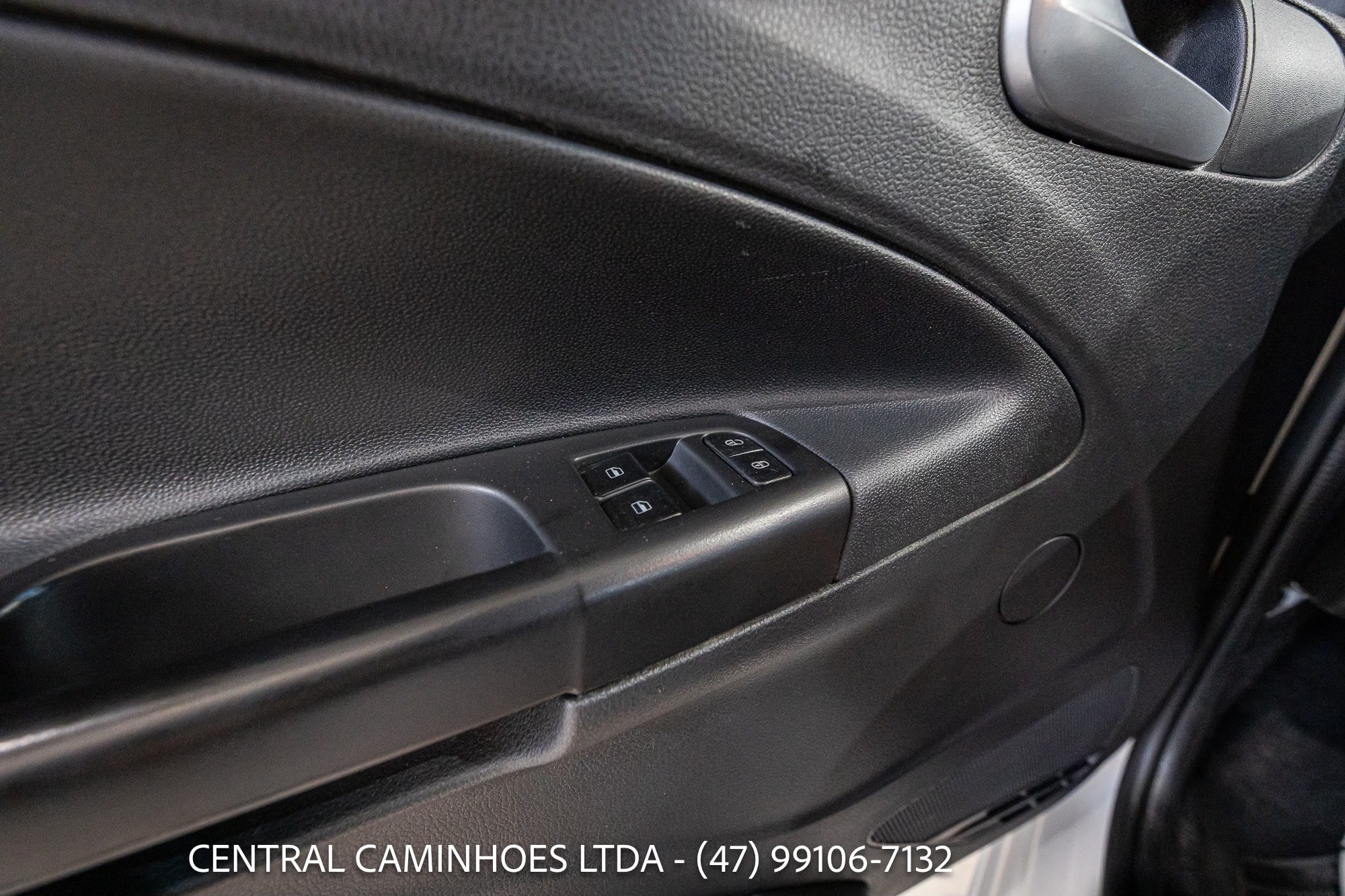 VOLKSWAGEN SAVEIRO ROBUST ANO 2024/24 COMPLETA COM CAPOTA DE FIBRA