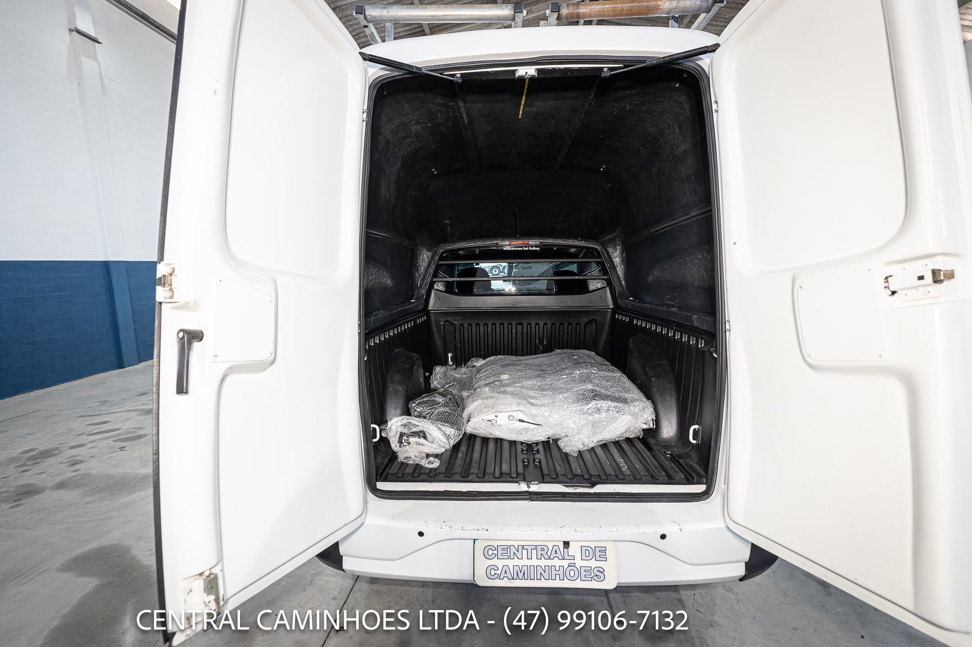 VOLKSWAGEN SAVEIRO ROBUST ANO 2024/24 COMPLETA COM CAPOTA DE FIBRA