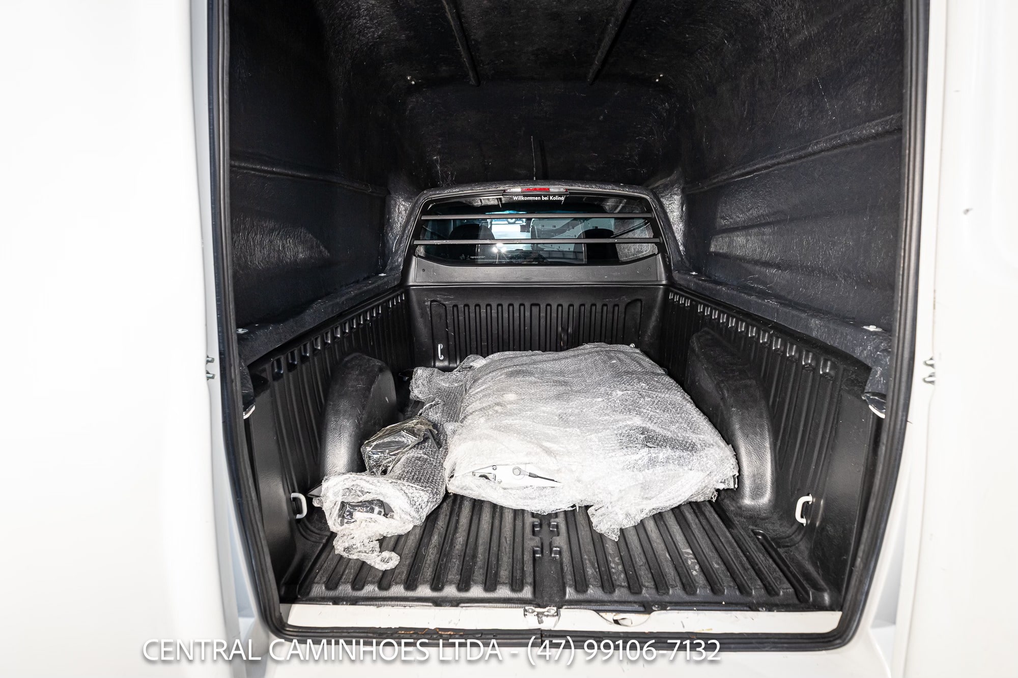 VOLKSWAGEN SAVEIRO ROBUST ANO 2024/24 COMPLETA COM CAPOTA DE FIBRA