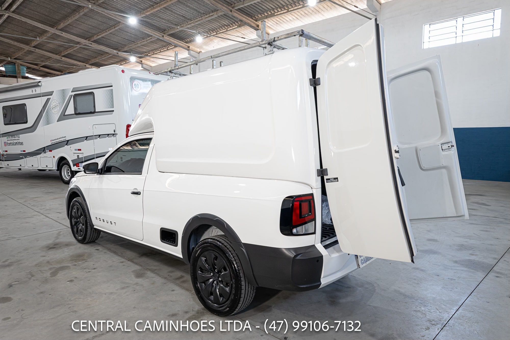 VOLKSWAGEN SAVEIRO ROBUST ANO 2024/24 COMPLETA COM CAPOTA DE FIBRA