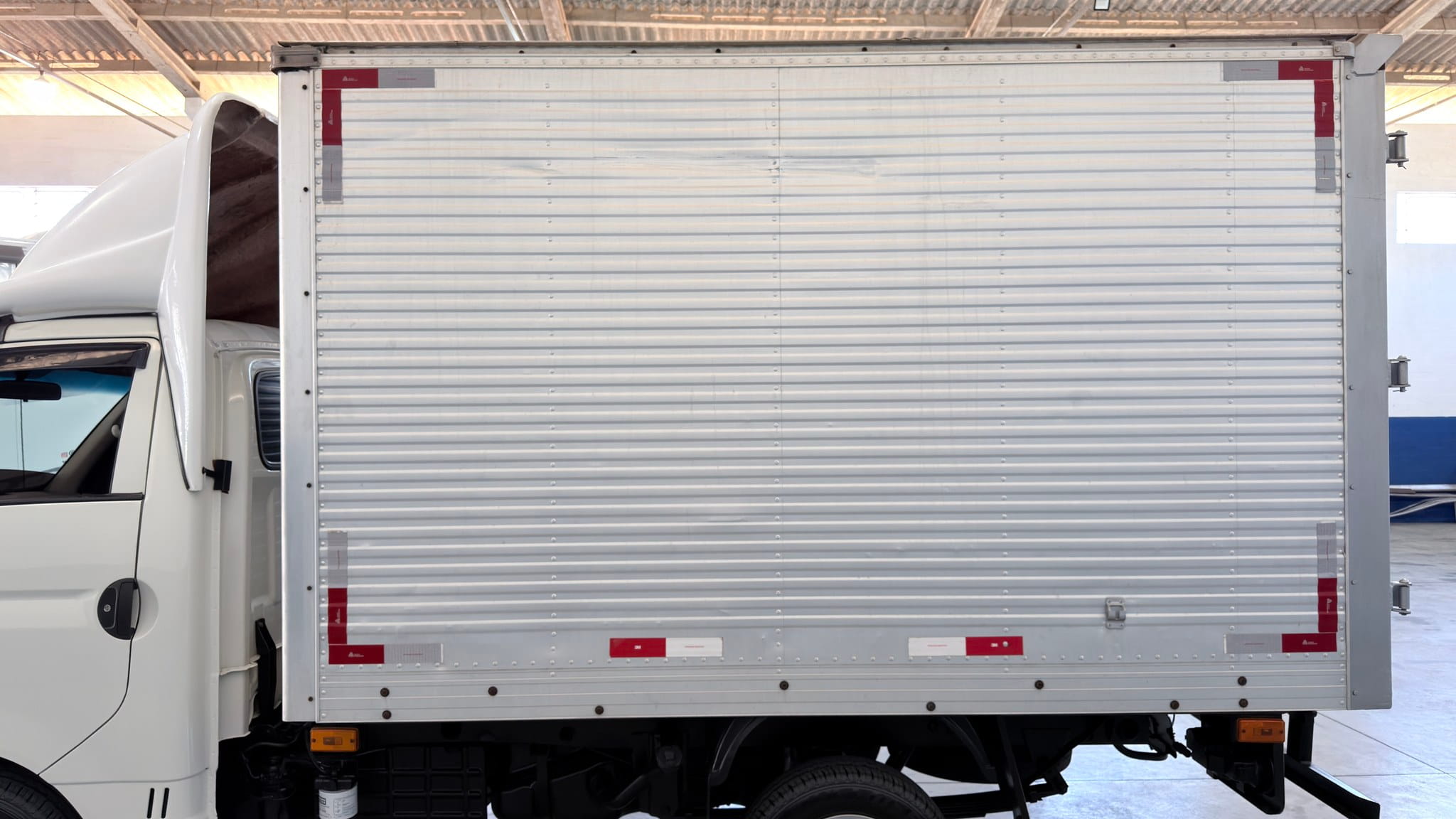 BAÚ SEMI NOVO PARA HYUNDAI HR OU KIA BONGO