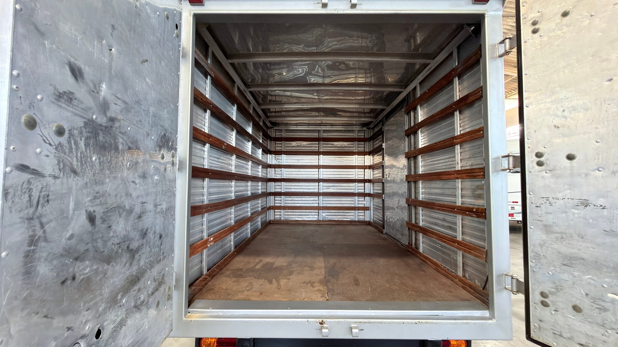 BAÚ SEMI NOVO PARA HYUNDAI HR OU KIA BONGO