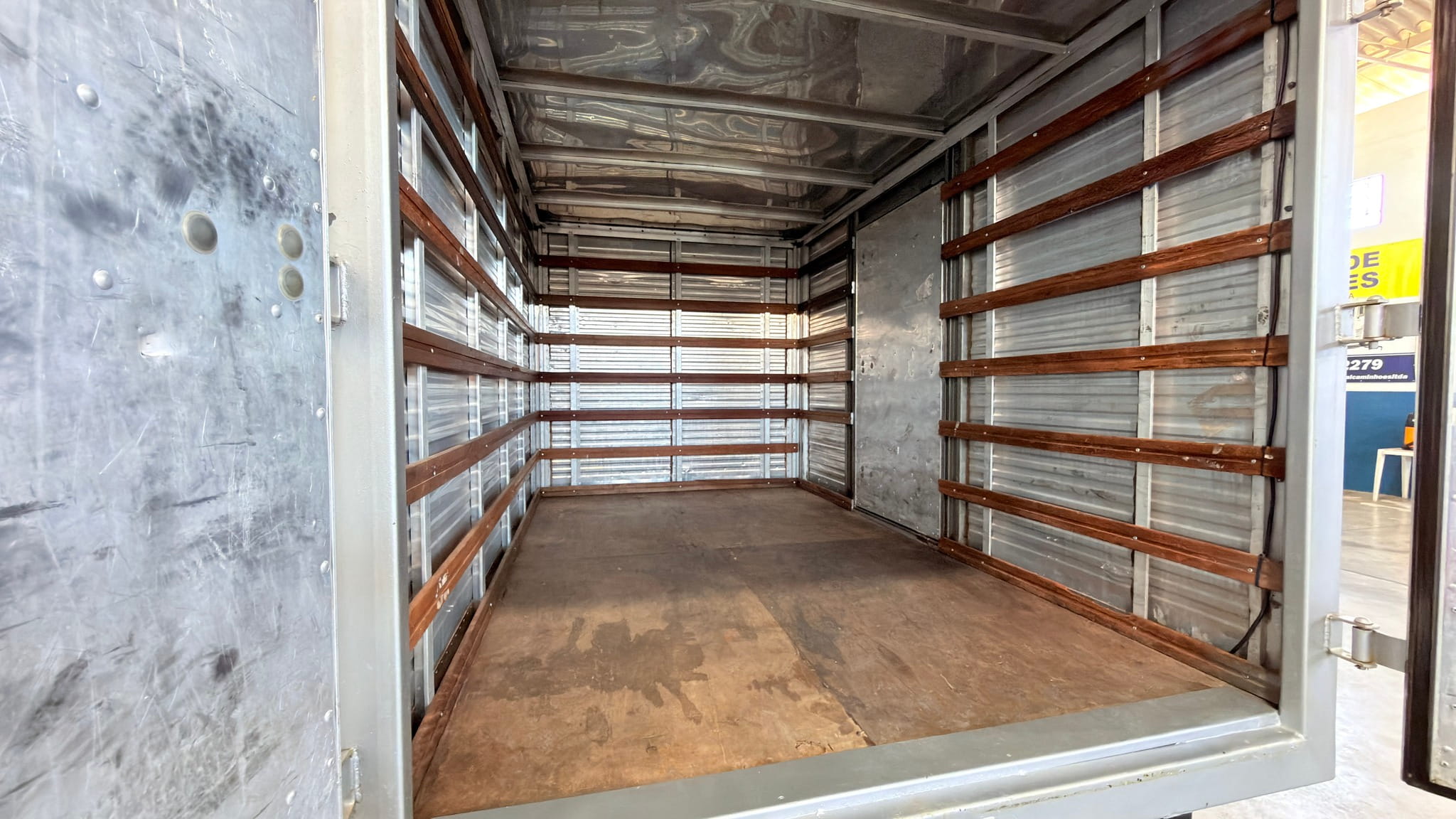 BAÚ SEMI NOVO PARA HYUNDAI HR OU KIA BONGO