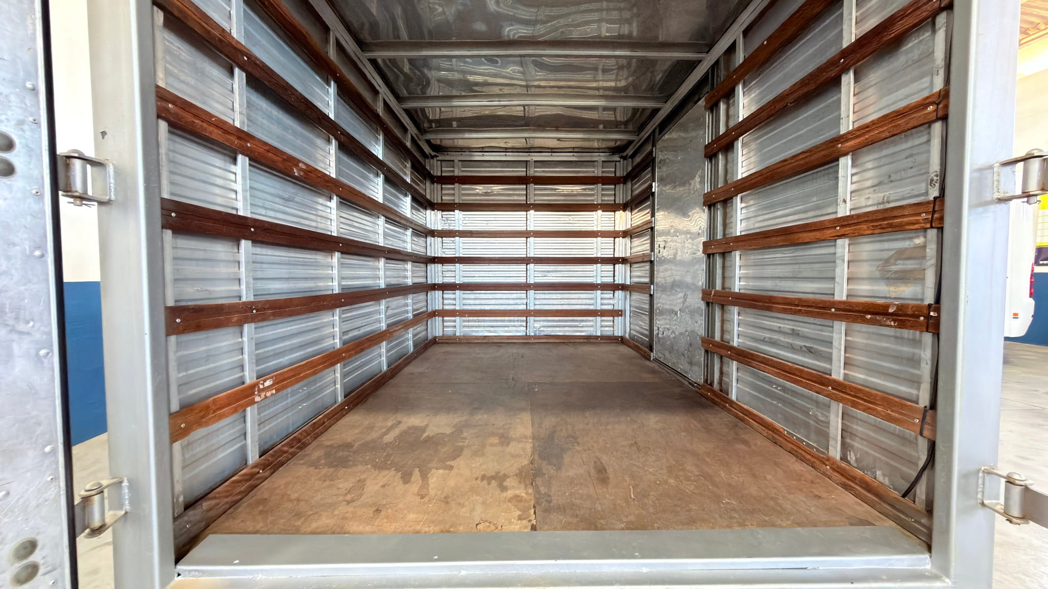 BAÚ SEMI NOVO PARA HYUNDAI HR OU KIA BONGO